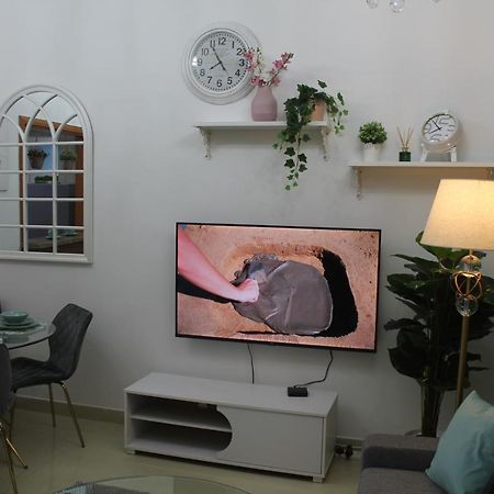 Newly Furnished One Bedroom Apartment Next To Metro & Beach In Marina Residence Dubai Eksteriør billede